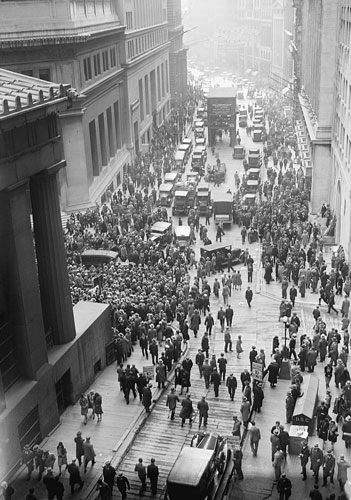 Menschenmasse auf der Wall Street in New York. Schwarzweissbild aus dem Jahr 1929.