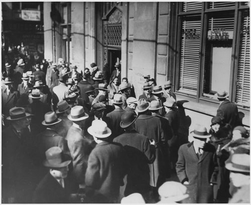 Menschenmasse vor einer Bank. Schwarzweiss Bild aus dem Jahr 1933.